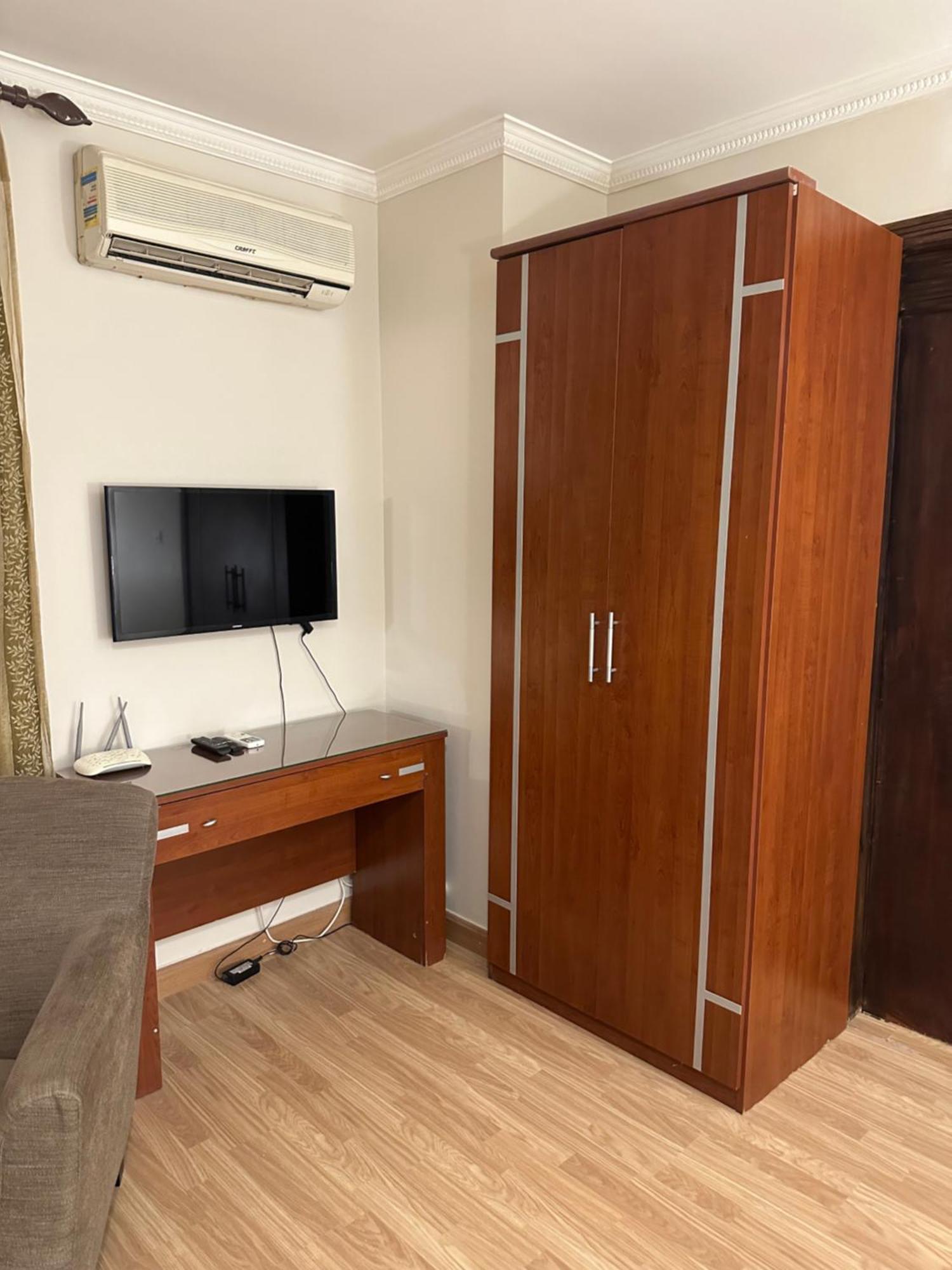 Rentrific Apartment *